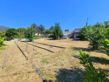 terrain à bâtir de 830 m²