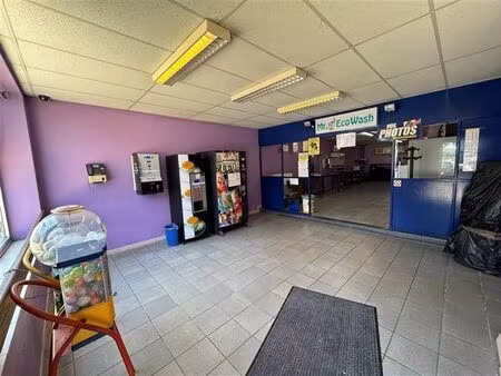 immeuble de rapport : 1 surface commerciale + 2 appartements