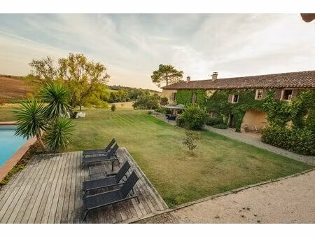 très beau domaine avec piscine et padel sur 3 hectares !