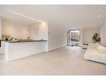 luxueus afgewerkte nieuwbouwwoning met 3 slaapkamer te jo...