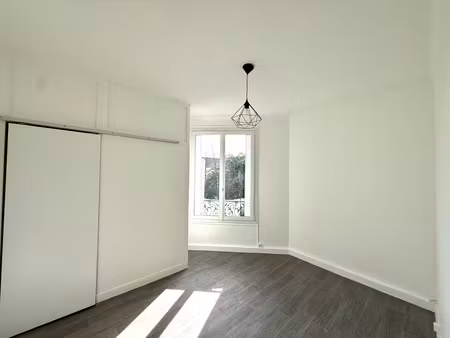 studio à 13min à pied du métro 7  proche futur métro 16 et 17