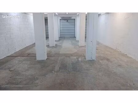 entrepôt 92 m2 - rideau de fer - caméra de surveillance