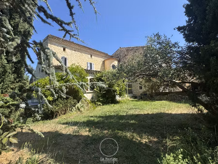 mas en pierre d'environ 325m2 avec dépendances et piscine -