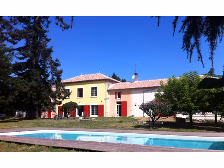 maison rénovée au calme de 237 m2 avec piscine et dépendance