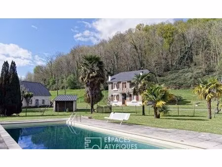 ancien moulin dans un écrin de verdure