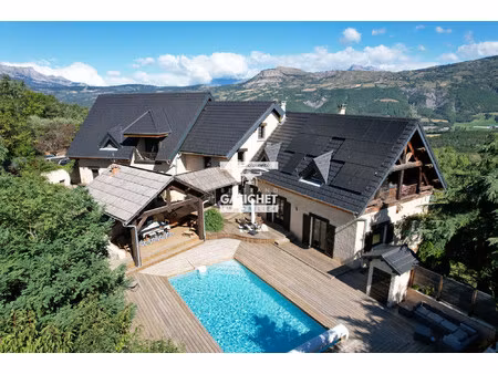 propriété de 330m2 sur 3.878m2 de terrain à la bâtie vieille