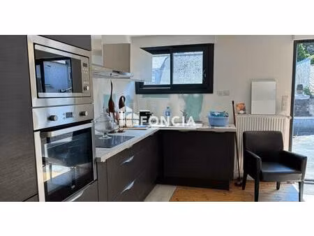 rosporden - centre-ville - a vendre local commercial avec dépendances de 152 m2 à rénover 