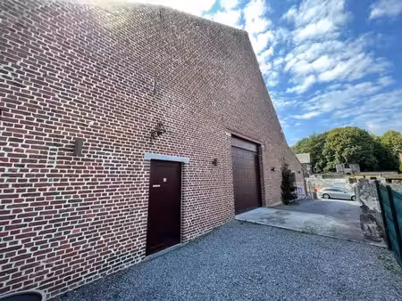 grange avec bureau  salle de réunion et entrepôt