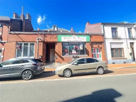 immeuble de rapport comprenant 1 surface commerciale et 4 ap