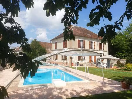 maison bourgeoise 186 m2 avec piscine chauffée et couverte 320 000