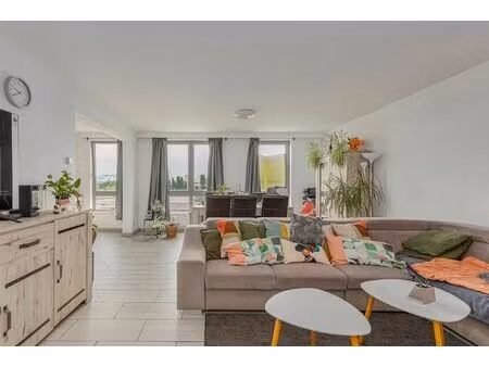 lichtrijk appartement met 2 slaapkamers + terras te koop in merksem