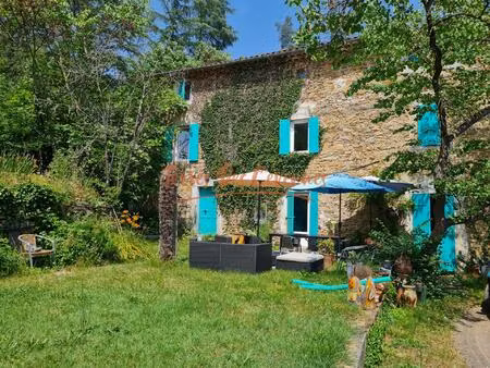 mas en pierres en pleine nature