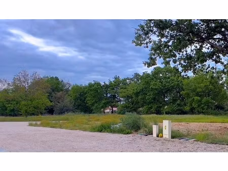 terrain constructible et viabilisé de 1 053 00 m² à vendre proche de fronton (31)