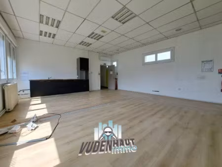 bureaux vide 131 m²
