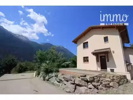 villa récente et terrain