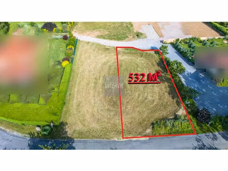 terrain armoy 532 m²