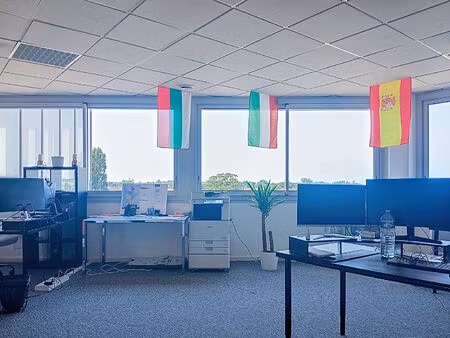 villenave d'ornon (rocade sortie 18 - tram c) local cloisonné : 6 pièces