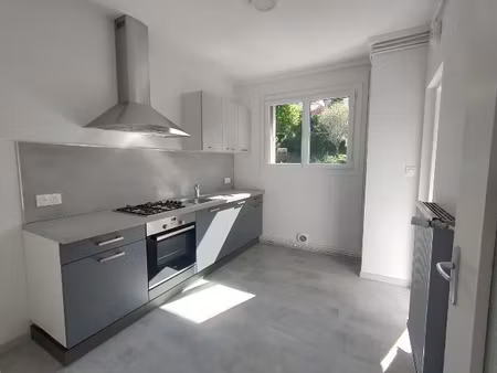 appartement rénové de 77 m2 avec place de parking pour inves