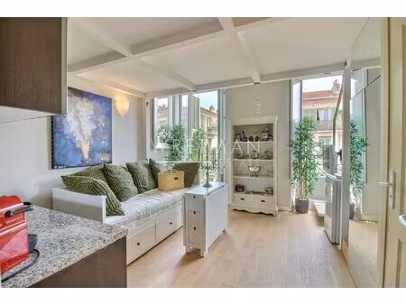 charmant studio avec balcon au dernier étage - nice carré d'or