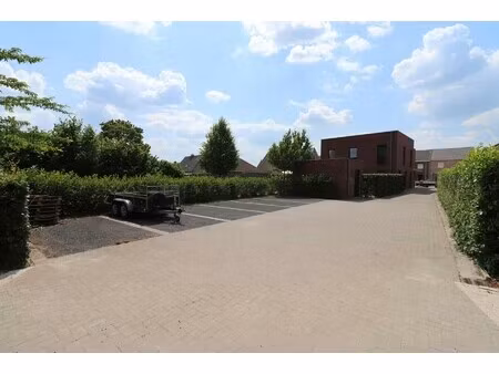 een autostaanplaats gelegen achter het appartementsgebouw.