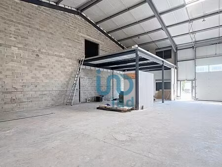 location commerce 300 m² à pringy (77310)