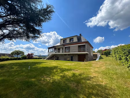 grande maison avec vue sur les monts d'auvergne