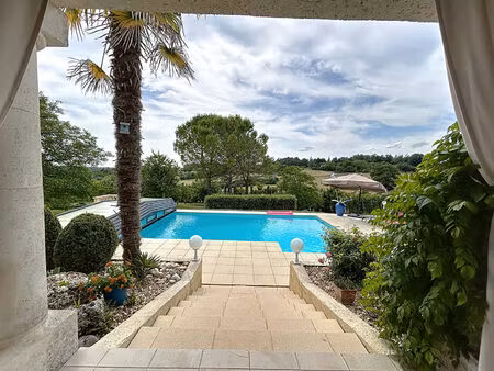 maison de maître à vendre en dordogne - 5 chambres - une dépendance - piscine - beau parc 