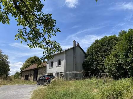 fermette en pierre dans hameau de campagne