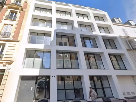 bureaux lumineux et calme avec de bonnes finitions