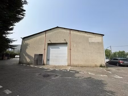 location local d'activités st genis laval 933 m²