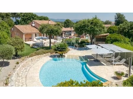 villa avec piscine dans domaine avec tennis