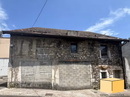 batiment à renover en plein de ville de belley