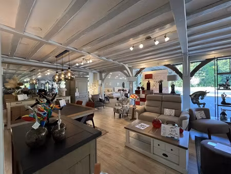 a louer local commercial de 600m2 bénéficiant d'un excellent visuel sur la n31