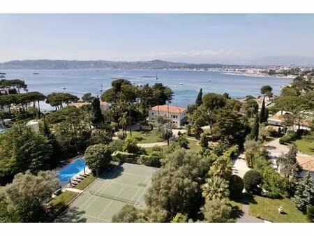 villa d'exception en front de mer côté ouest du cap d'antibes avec piscine et tennis