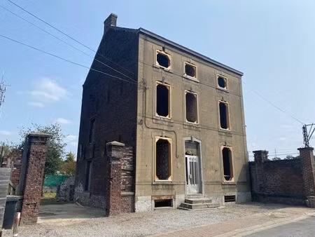 maison 3 facades entierement a renover  entree carrossable 