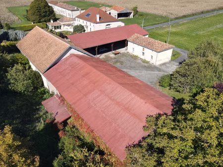 propriete avec maison d'habitation et anciens batiment d' exploitation