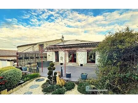 maison unique en pierre avec grand jardin et piscine dans un village des corbières