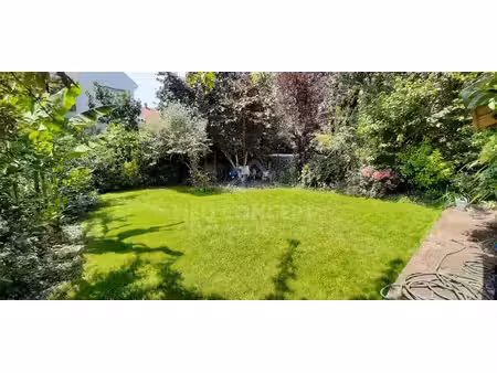 maison accolée avec un agréable jardin !