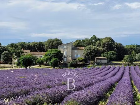exclusivité barnes - propriété de 16 hectares - environ 700m2 de bâti - très belle vue...