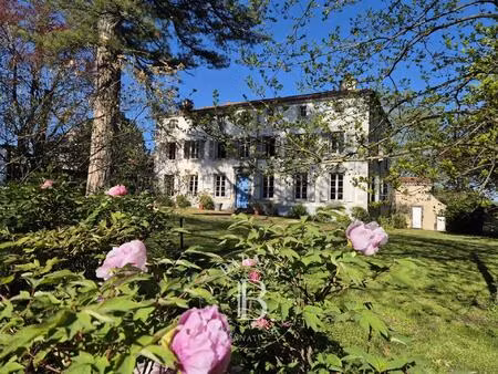 proche riom - maison de famille du xviiième - vaste parc avec piscine et dépendances