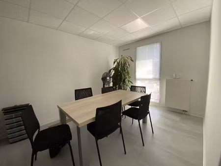 local professionnel ou commercial / 80 m2 / deux places de p