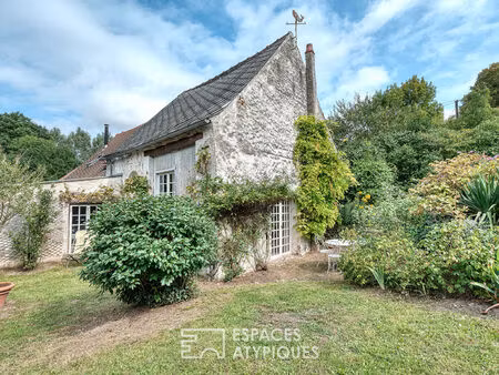 la longère dans son écrin verdoyant