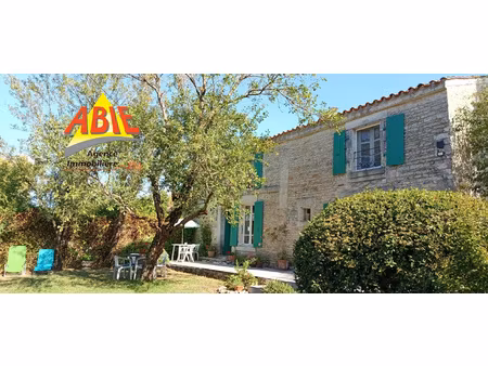 jolie maison en pierre sur maillé marais poitevin vendée