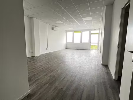 location locaux professionnels 72 m² à ecouflant (49000)  662 €