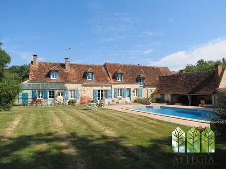 petit hameau avec deux belles maisons en pierre  piscine chauff?