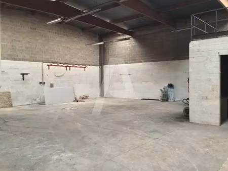 a louer: entrepôt avec bureaux de 387m² avec bureaux en rdc/r+1 dans un petit parc d'activ