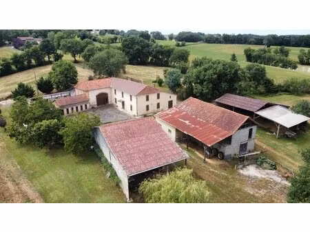 propriété avec 44 ha et lacs