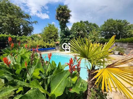 elégante maison familiale avec piscine et jardin luxuriant
