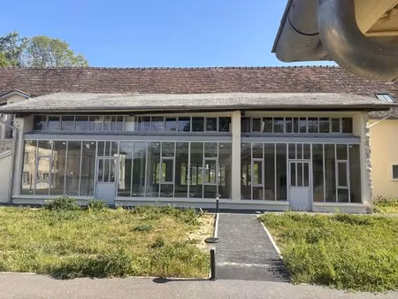 local lumineux de 119 3 m² à belle-église  meublé