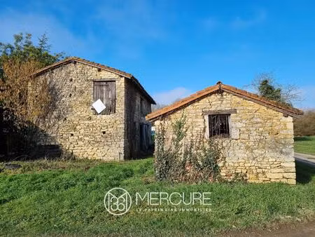 terrain avec petits toits et dépendance